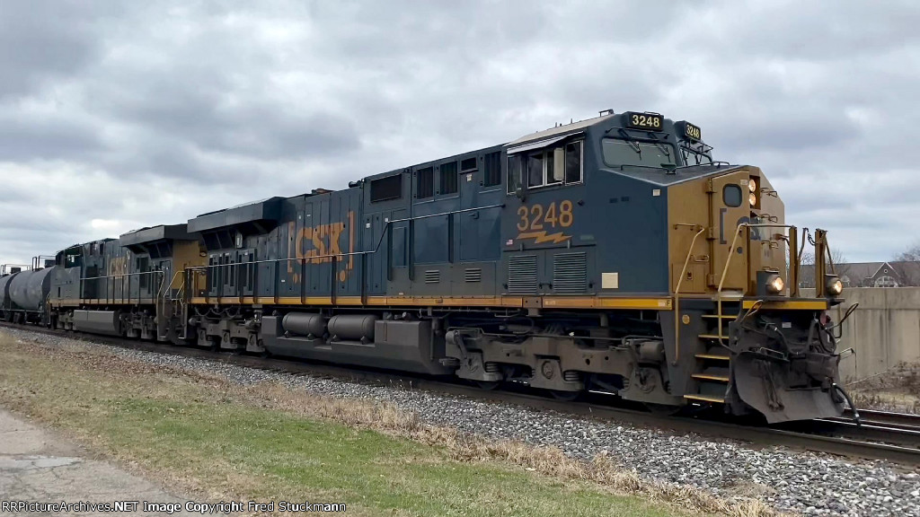 CSX 3248 looked likf it was leading D752.